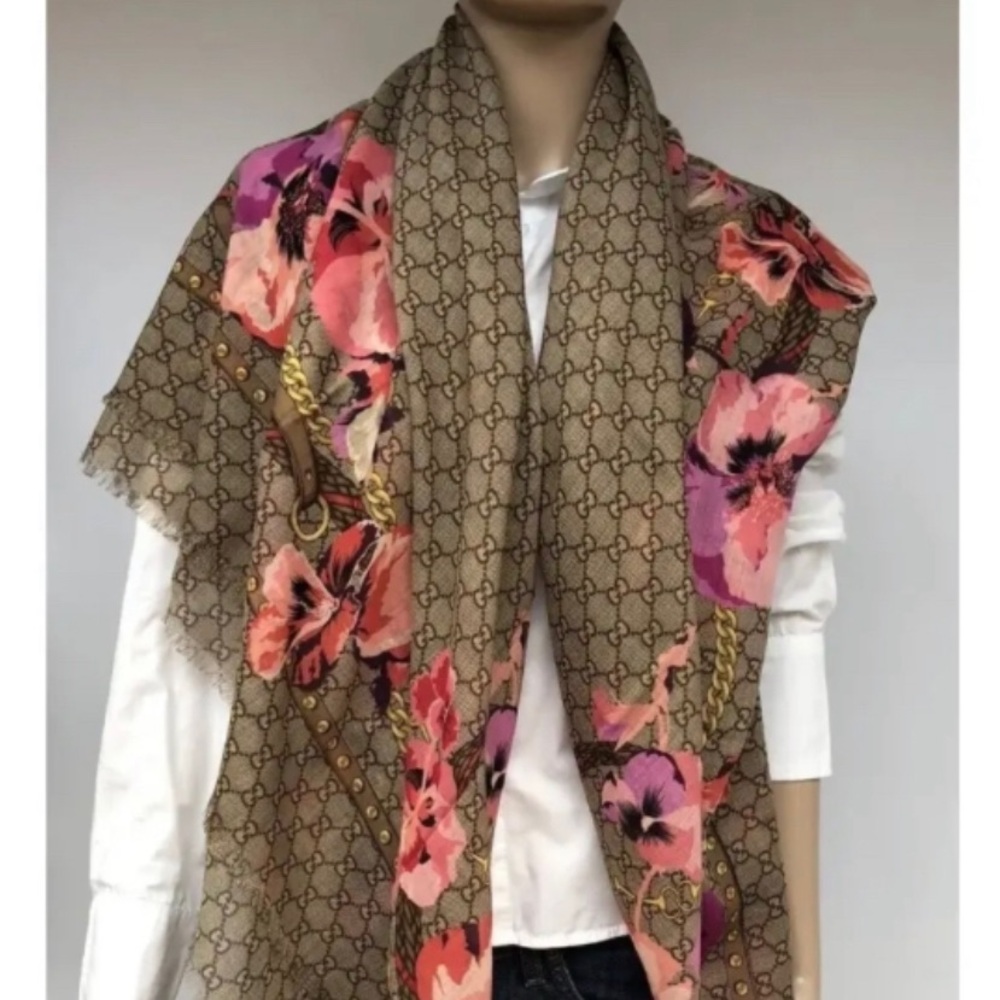Gucci Floral Patterned XL 140X140 Scarf, Fabric with Chain Design NEW w/o tag